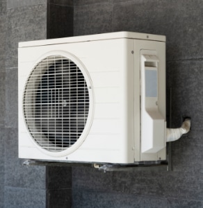 Pompe à chaleur installée sur un mur